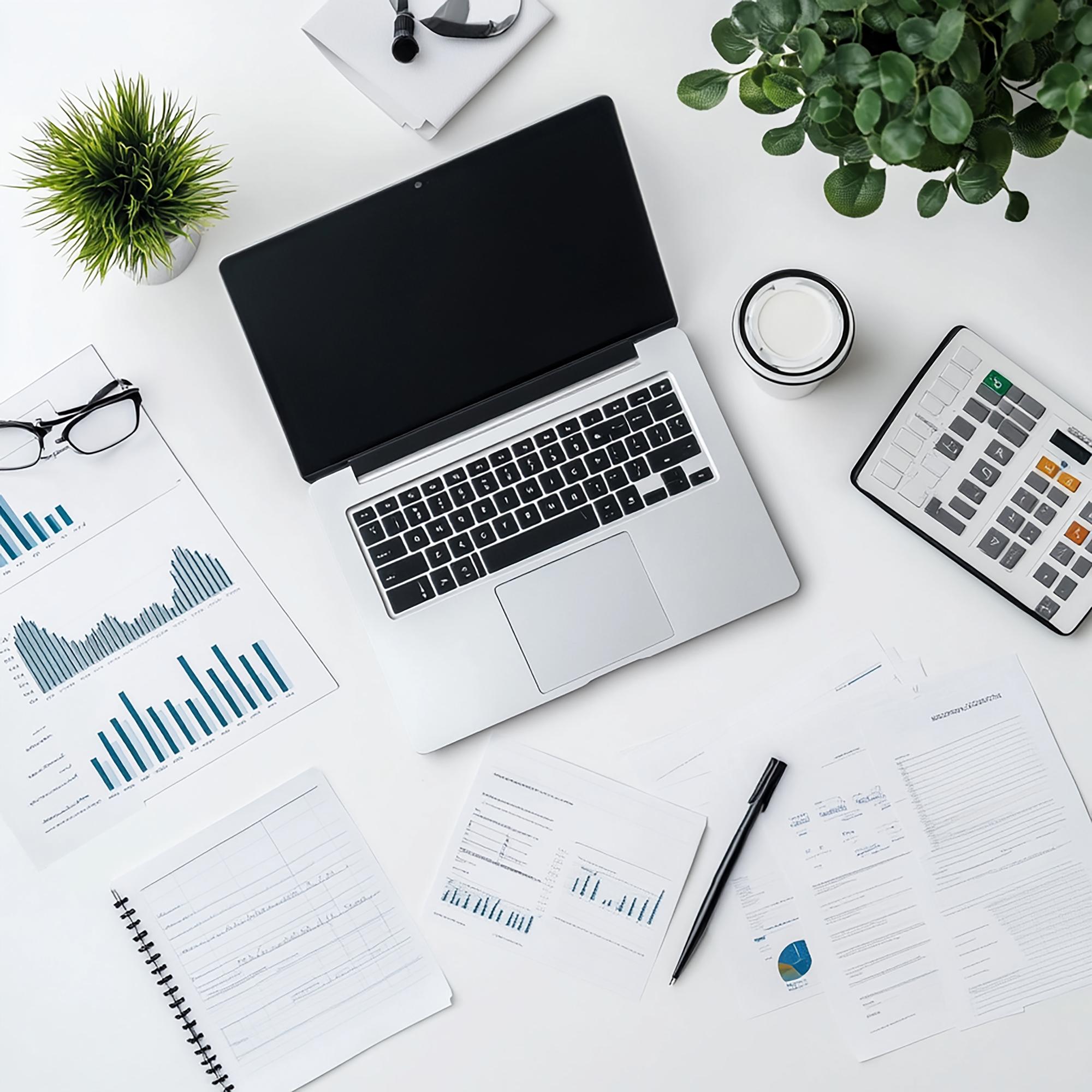 Workspace mit Finanzreports und Laptop